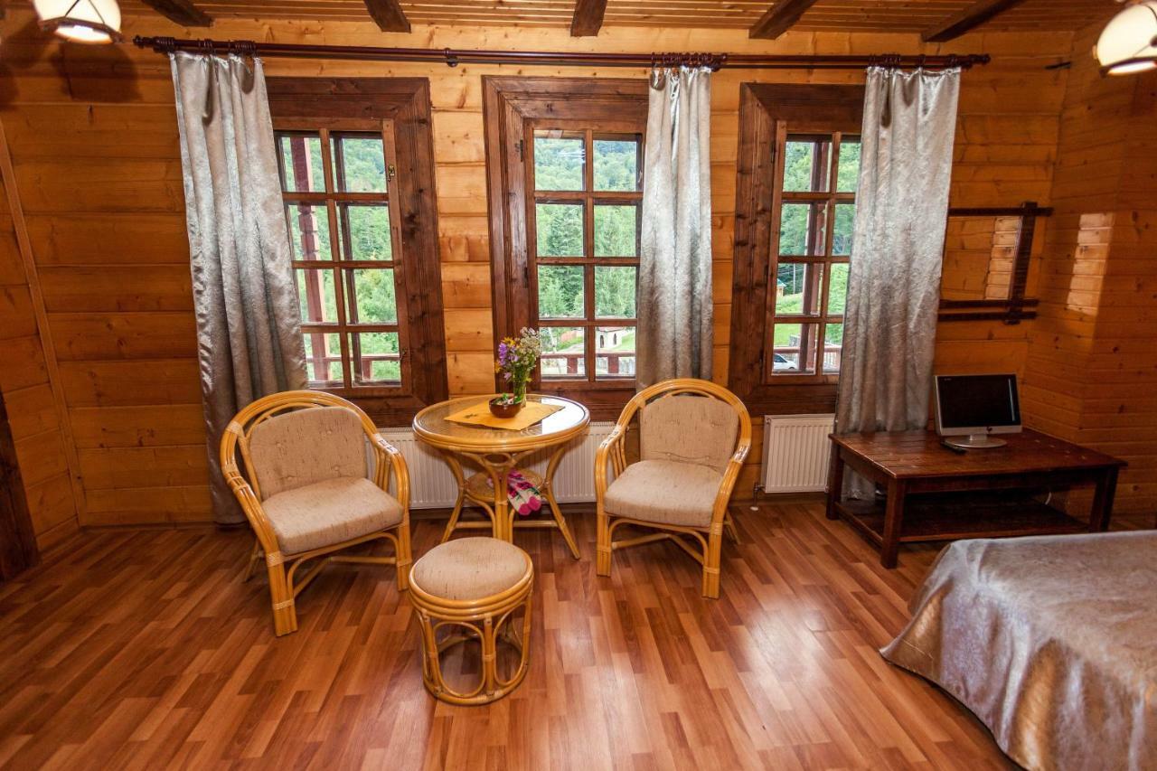 Hôtel Альпина à Yaremtche Extérieur photo