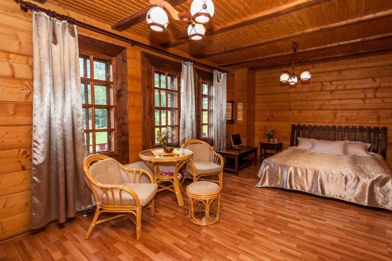 Hôtel Альпина à Yaremtche Extérieur photo