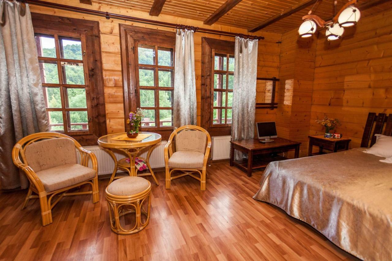 Hôtel Альпина à Yaremtche Extérieur photo
