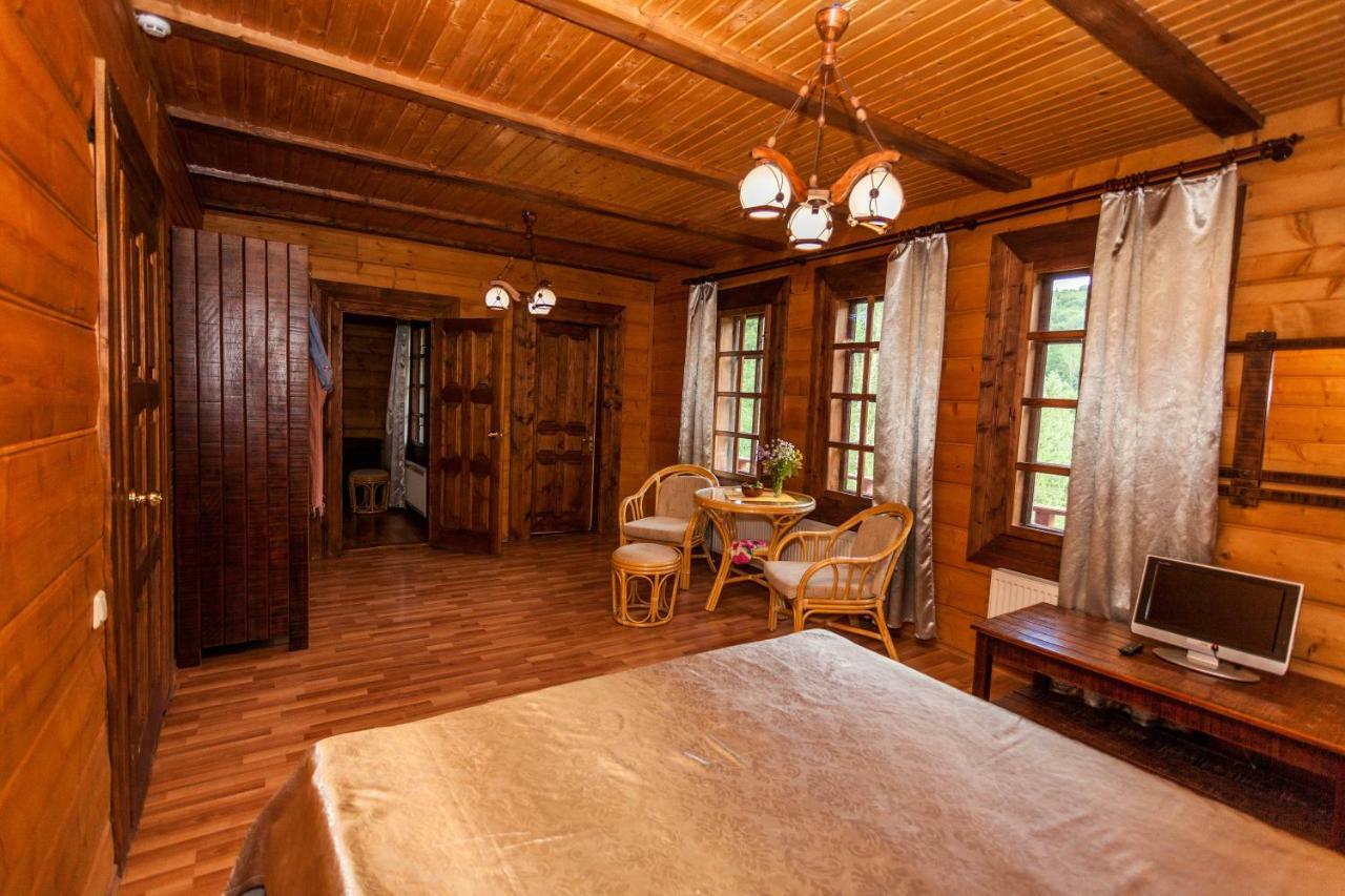 Hôtel Альпина à Yaremtche Extérieur photo